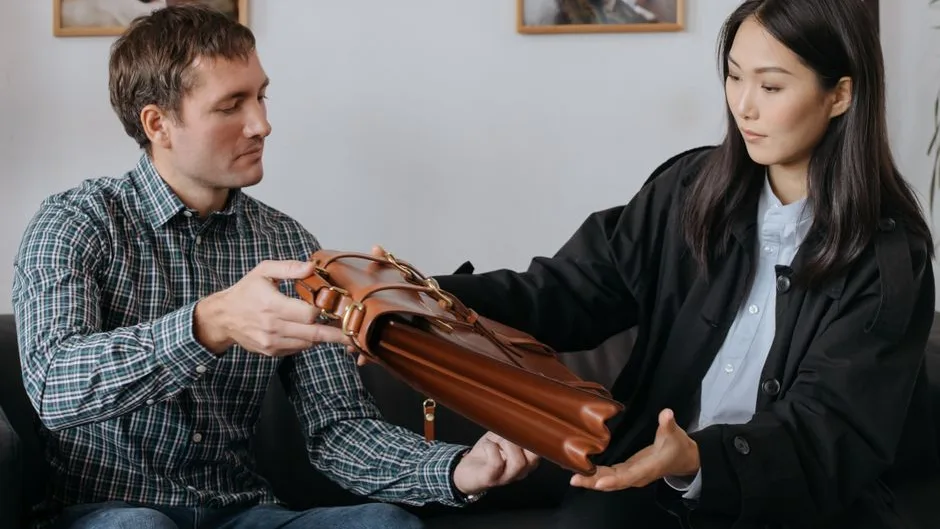 Une dirigeante présente ses services à un client dans son atelier